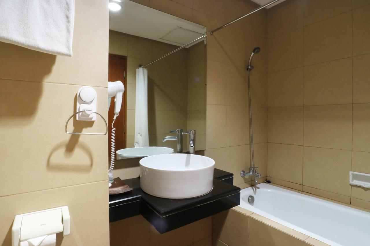 Hotel Blue Pacific Джакарта Экстерьер фото